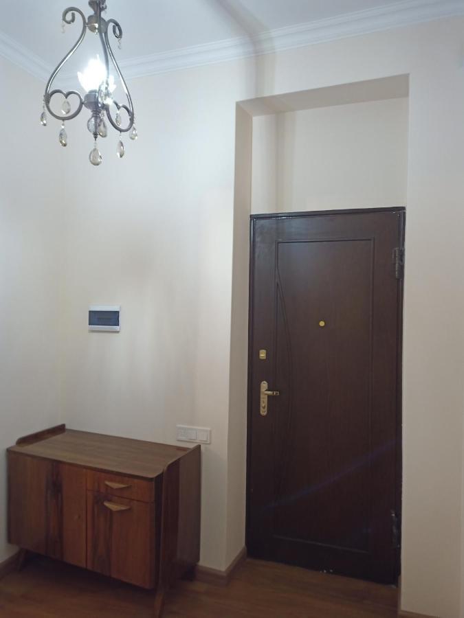 Spacious One Bedroom Apartment In The City Centre Erivan Exterior foto