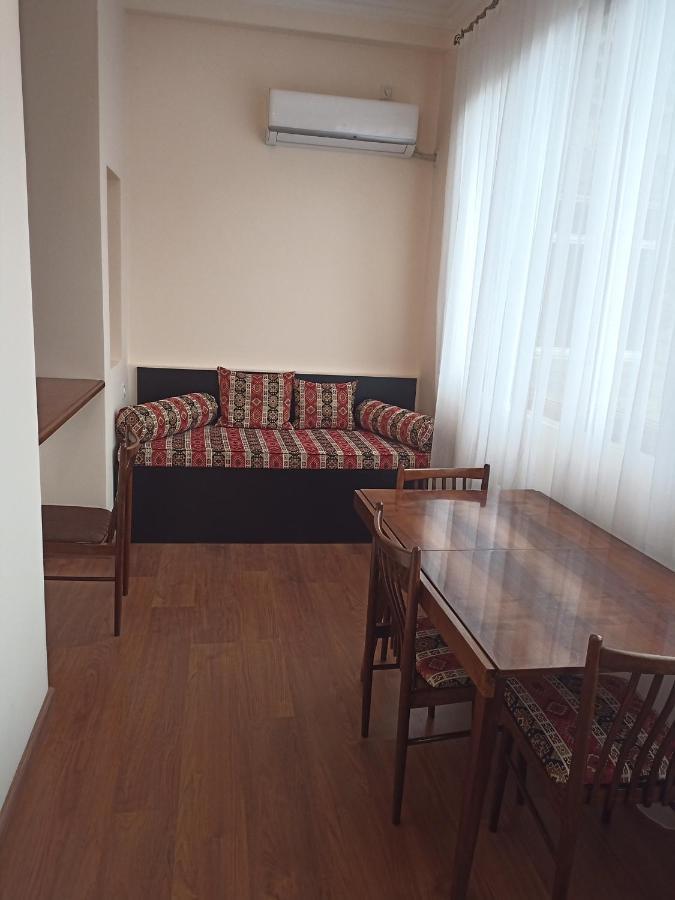 Spacious One Bedroom Apartment In The City Centre Erivan Exterior foto